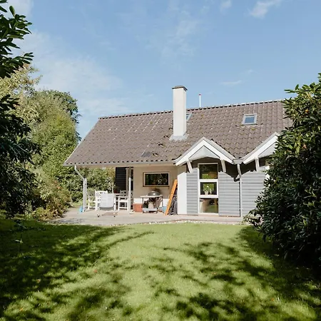 An Intimate Get-away By The Sandvig Bay בית נופש *